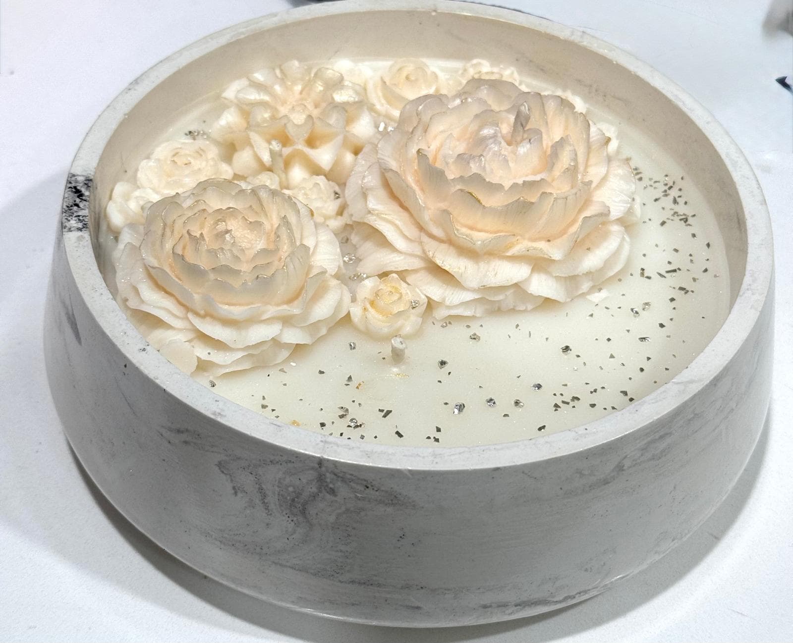 Vela decorativa floral en recipiente efecto mármol