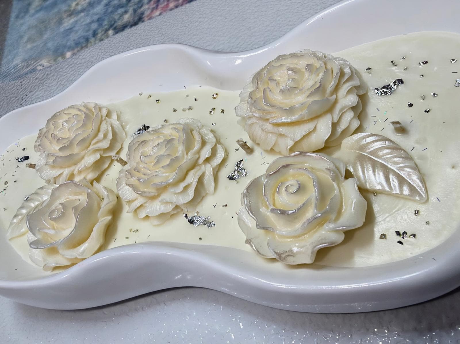 Vela decorativa floral artesanal en bandeja cerámica