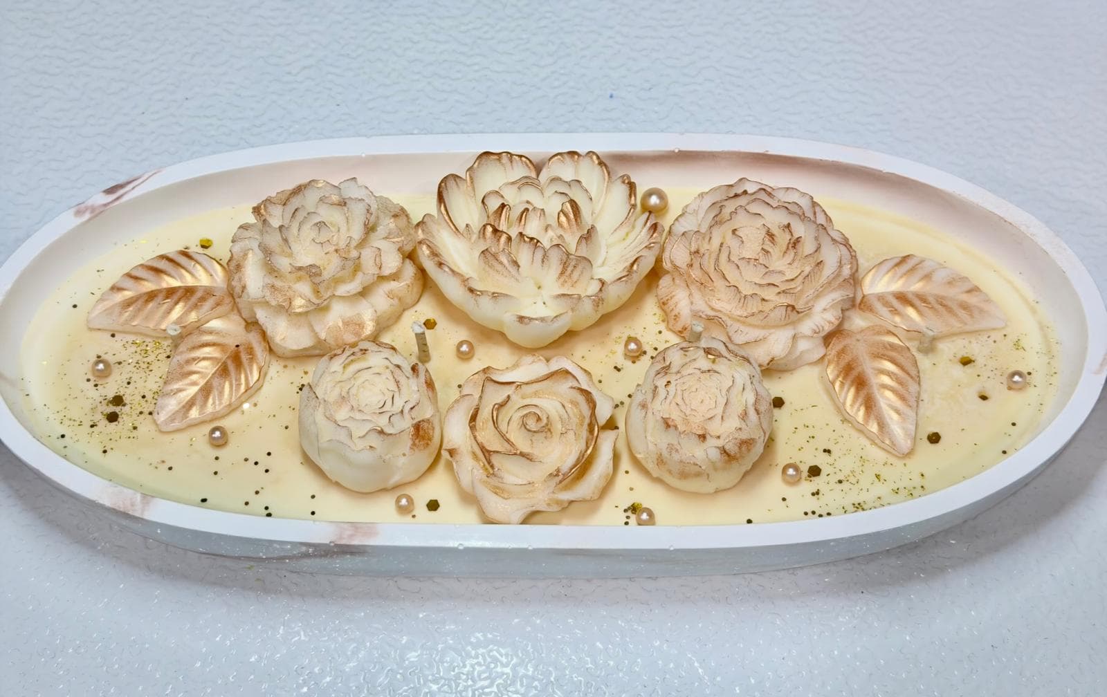 Arreglo decorativo de cera floral en bandeja ovalada