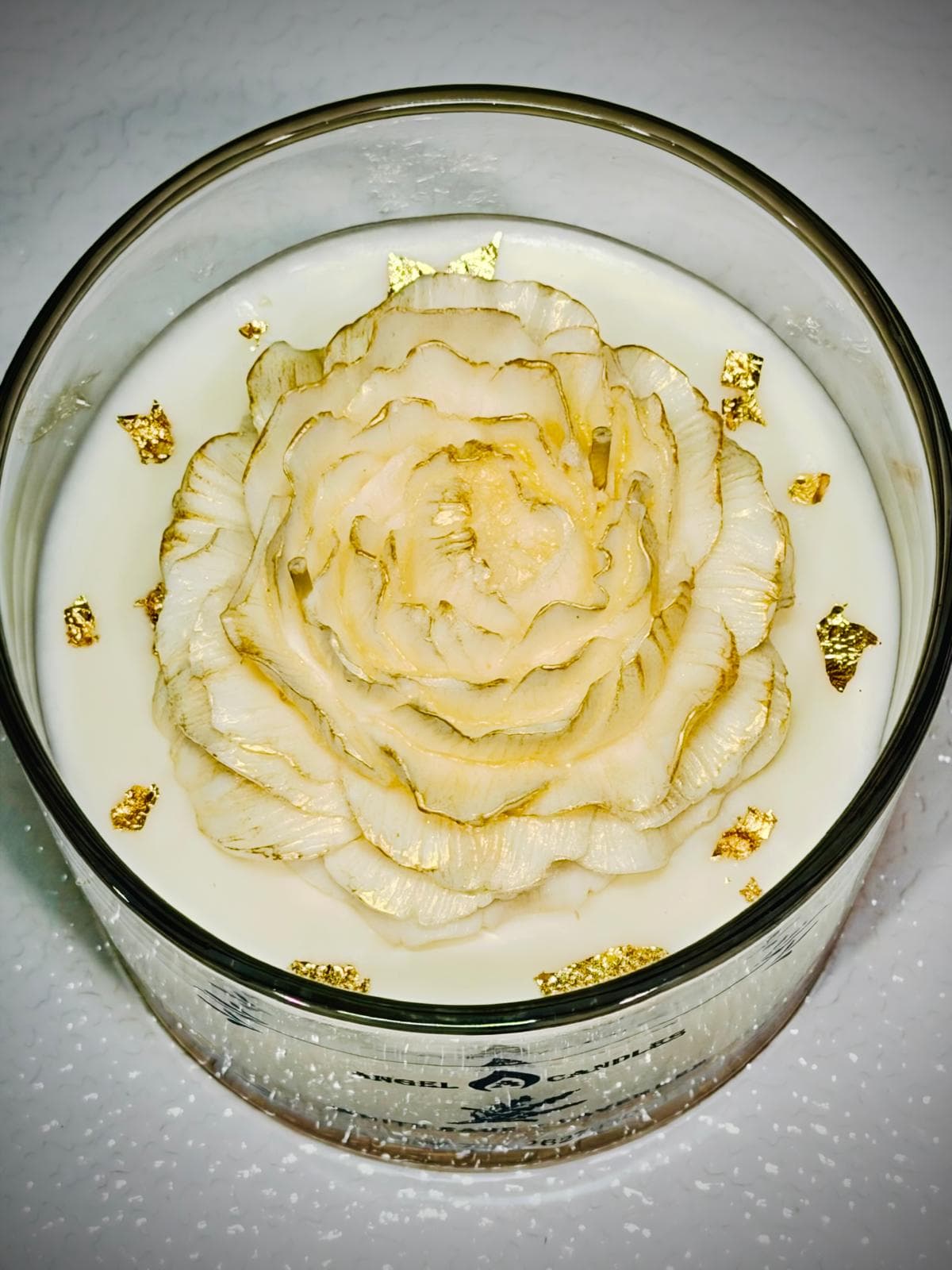 Angel A Candle vela decorativa en vaso con flor blanca y hojuelas doradas