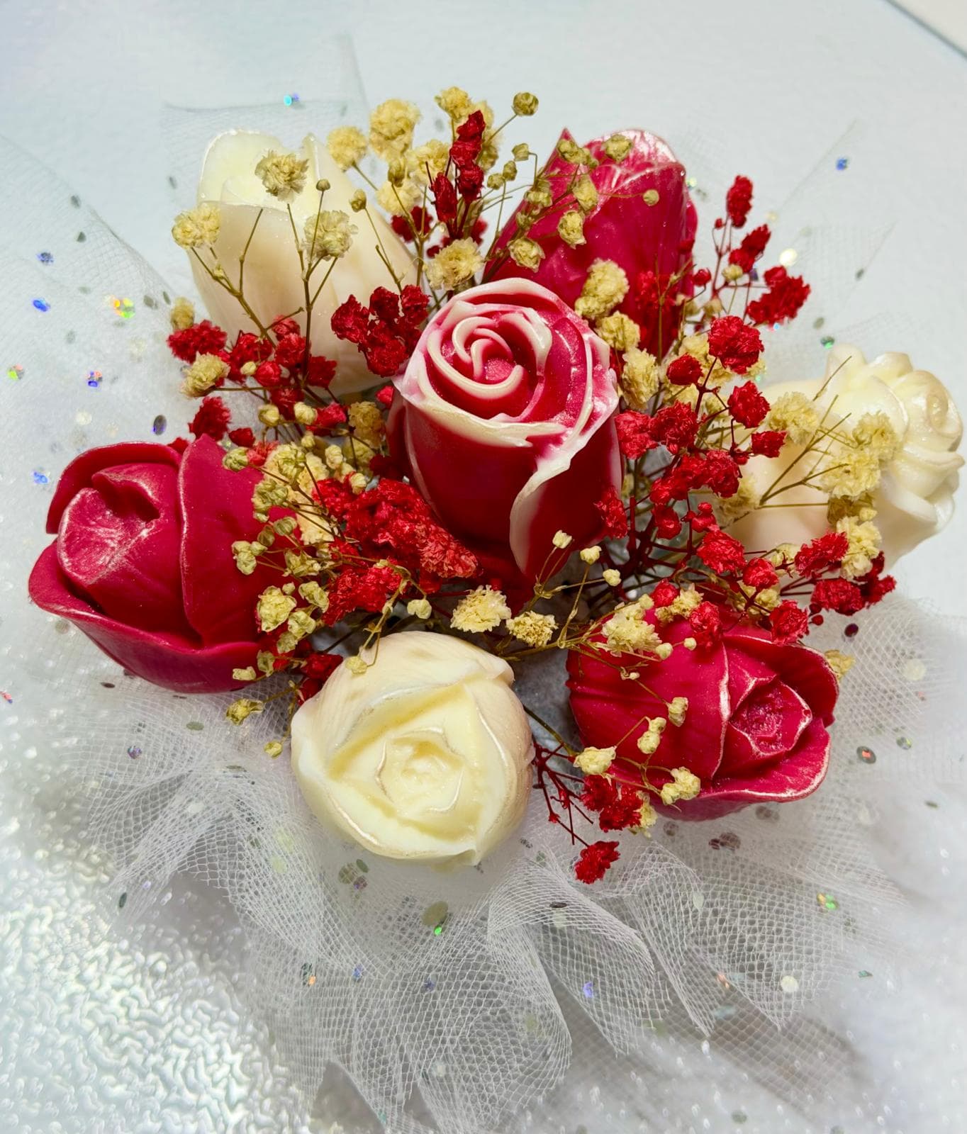 Bouquet decorativo de rosas rojas y marfil